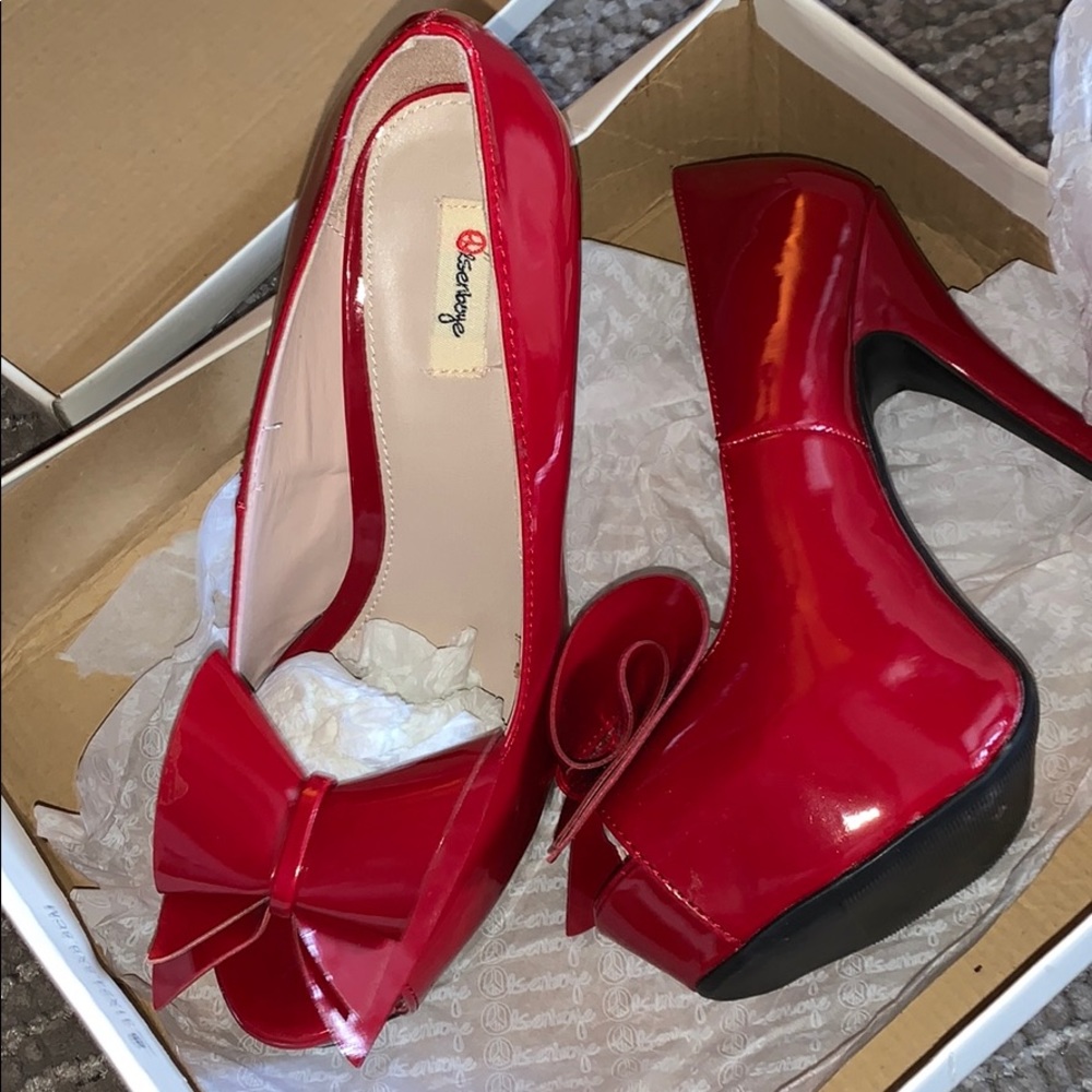 Red heel pumps with bowl